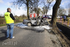 Mazdą uderzył w drzewo. Auto spłonęło