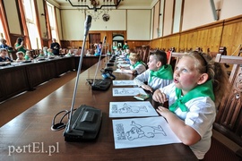 Dziedziniec ratusza opanowały dzieci