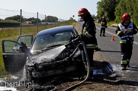 Płonący samochód na dawnej \"siódemce\"