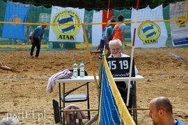 Na plaży na siedząco i stojąco (siatkówka)