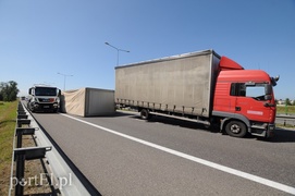 Utrudnienia na obwodnicy, przewróciła się przyczepa tira