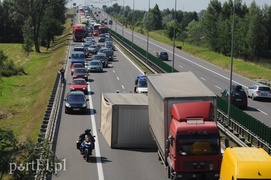 Utrudnienia na obwodnicy, przewróciła się przyczepa tira