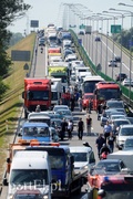 Utrudnienia na obwodnicy, przewróciła się przyczepa tira