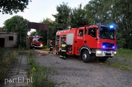 Pożar tuż przy moście