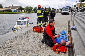 Skoczył do rzeki, uratowali go strażacy i policjanci