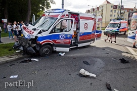 Wypadek karetki na 12 Lutego. Jedna osoba nie żyje, trzy w ciężkim stanie trafiły do szpitala