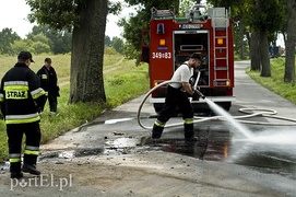 Uderzył w drzewo, wylądował na dachu