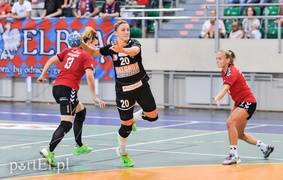Start bliski zremisowania z mistrzyniami (piłka ręczna)
