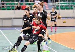 Start bliski zremisowania z mistrzyniami (piłka ręczna)