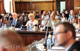 Władza się kłóci, a długi rosną
