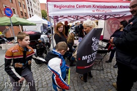 Upuszczają sobie krwi i zachęcają do tego innych