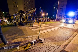 Pirat drogowy staranował lawetę, fiata i sygnalizator