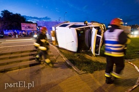 Pirat drogowy staranował lawetę, fiata i sygnalizator