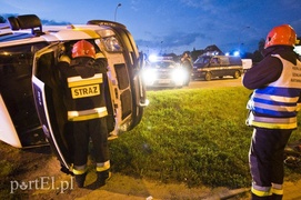 Pirat drogowy staranował lawetę, fiata i sygnalizator