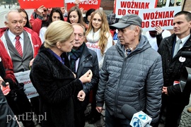 Z lewej strony nadjechała Barbara Nowacka