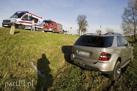 Mercedes wypchnięty z drogi, ucierpiały dzieci
