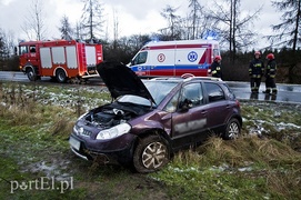 Uwaga, kierowcy! Ślisko na drogach, fiat w rowie