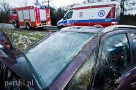 Uwaga, kierowcy! Ślisko na drogach, fiat w rowie