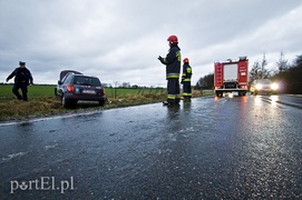 Uwaga, kierowcy! Ślisko na drogach, fiat w rowie