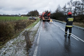 Uwaga, kierowcy! Ślisko na drogach, fiat w rowie