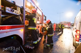 Wypadek na obwodnicy. Kierowca uwięziony w aucie