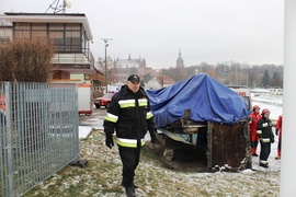 Nie mógł wrócić z lodu. Pomogli pogranicznicy i strażacy