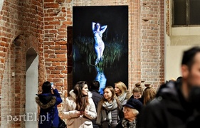 Kobieta na pierwszym planie