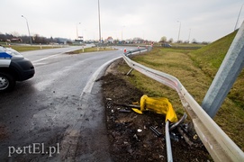 Wpadł w poślizg i uderzył w barierkę