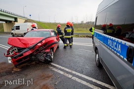 Wpadł w poślizg i uderzył w barierkę