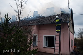 Mieszkańcy skakali przez okno. Pożar pod Pasłękiem