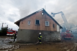 Mieszkańcy skakali przez okno. Pożar pod Pasłękiem