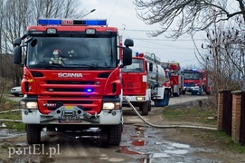 Mieszkańcy skakali przez okno. Pożar pod Pasłękiem