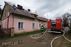 Mieszkańcy skakali przez okno. Pożar pod Pasłękiem