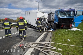 Wypadek na węźle Wschód. Czołówka z ciężarówką