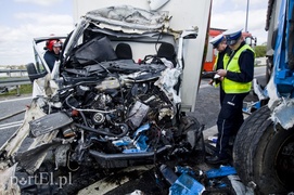 Wypadek na węźle Wschód. Czołówka z ciężarówką