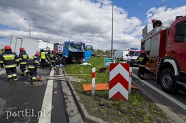 Wypadek na węźle Wschód. Czołówka z ciężarówką