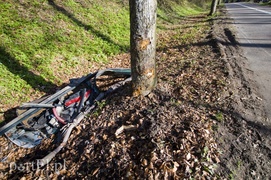 Jechał zbyt szybko i był pijany. Uderzył w dwa drzewa