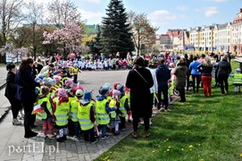 Przedszkolaki maszerowały z flagami