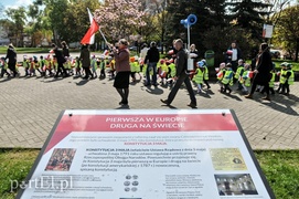 Przedszkolaki maszerowały z flagami
