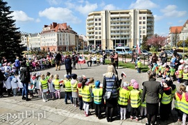 Przedszkolaki maszerowały z flagami