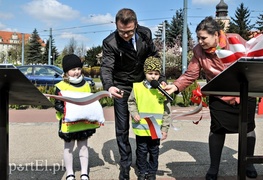 Przedszkolaki maszerowały z flagami
