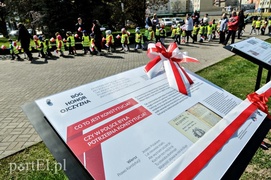 Przedszkolaki maszerowały z flagami