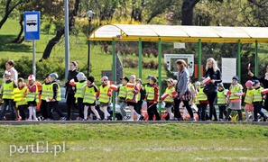 Przedszkolaki maszerowały z flagami