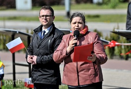 Przedszkolaki maszerowały z flagami