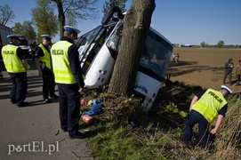 Autobus uderzył w drzewo. Są ranni