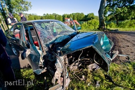 Bmw uderzyło w drzewo, kierowca w szpitalu