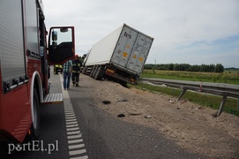Ciężarówką zahaczył o stojące na \"siódemce\" auto