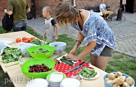 Na trawce przed Galerią