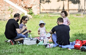 Na trawce przed Galerią