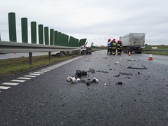 Mercedes wbił się w barierę. Dwie osoby ranne